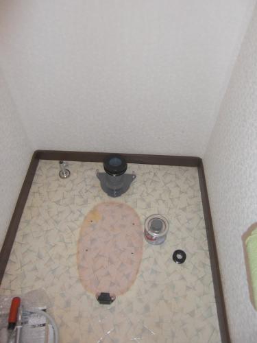 給水の止水バルブも床固定に変更しました。