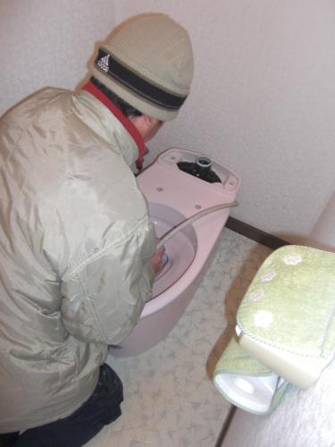 給水管の錆がつまらないように水を勢いよく出して洗浄しています。