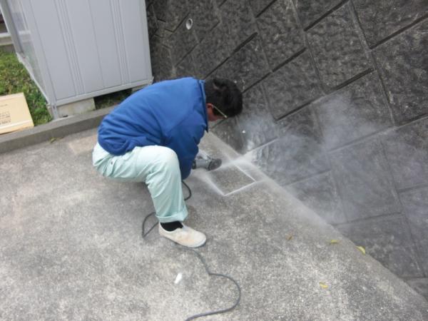 コンクリートをはつる前にカッターを入れています。