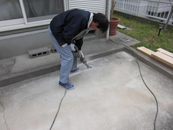 カーポートの柱を埋め込むために穴を掘ってます。