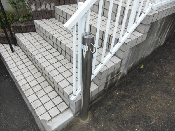 駐車場の入り口にもチェーン用のポールをたてました。