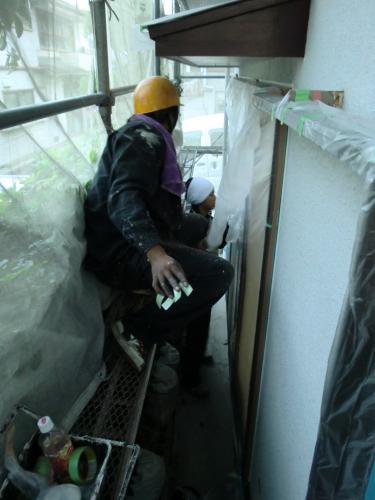 塗装前の養生作業です。