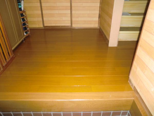 玄関〜廊下の床貼り完了です。