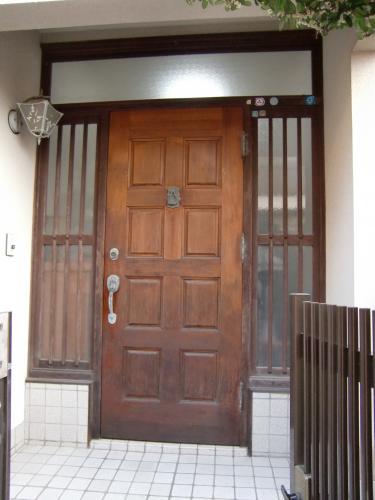 木製玄関ドアで色あせがひどくて　開閉不良もありました