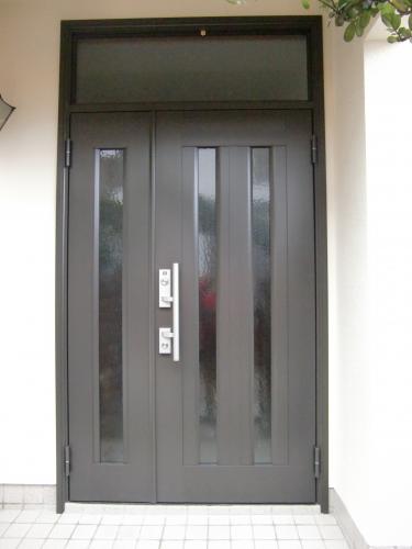 アルミ製の玄関ドア交換しまして綺麗に生まれ変わりました。