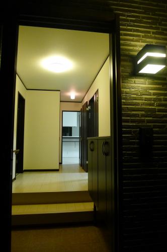 玄関アプローチはお婆ちゃんが登りやすいように２段に上り框を取付楽に出入りが出来ますね