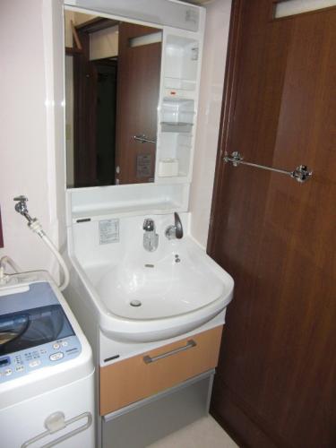 出入り口ドアは開き戸から引き戸にかえました