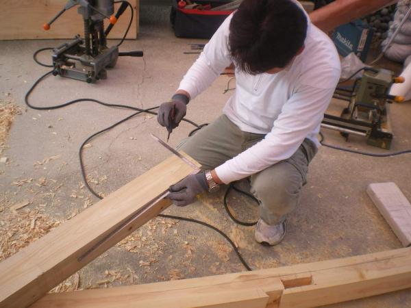 もう一人の大工　板屋大工です。２人とも顔が見えませんがご想像にお任せします。