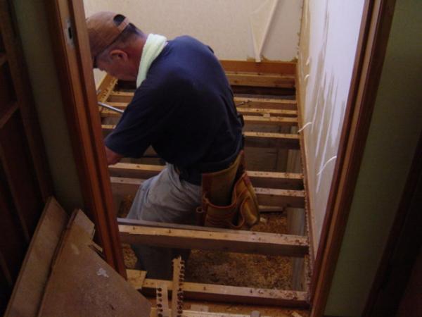 床組みからやり替えていきます。