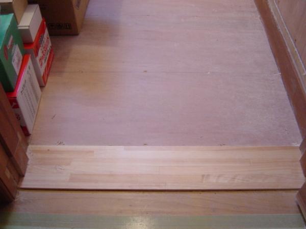 敷居を交換してバリアフリーにします。