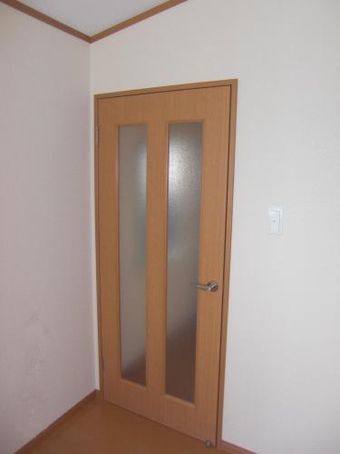 明るいガラス入りのドアに交換しました。