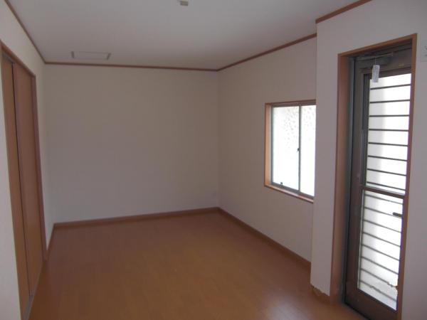 隣の部屋と続き間にしました。広く使えます。