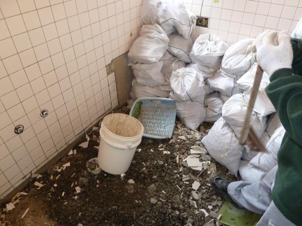 解体状況です。土間の下には水溜まりが・・・