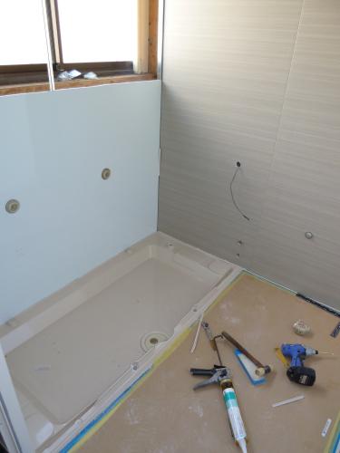 ユニットバスの組立中です。浴槽位置を窓下にします。