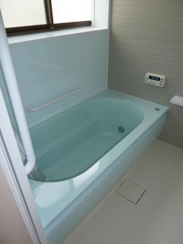 鮮やかなスカイブルーの浴槽になりました。