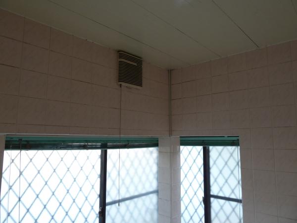 浴室の換気扇を↓