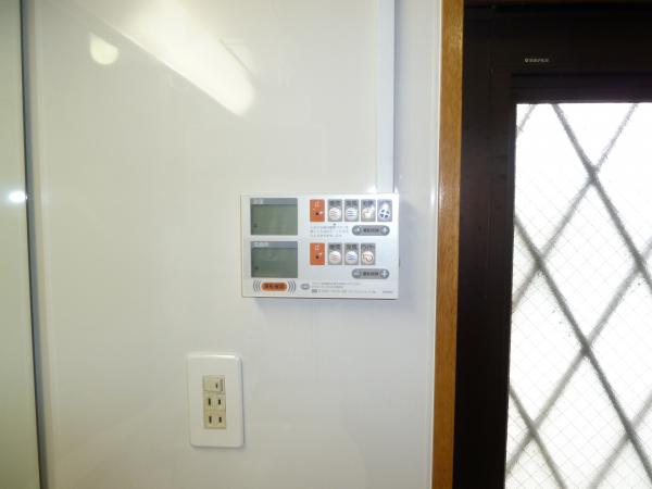 洗面台横のパネル（アイカ　タフウォール）