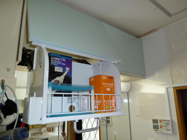 昇降吊戸棚。一箇所あると便利です。