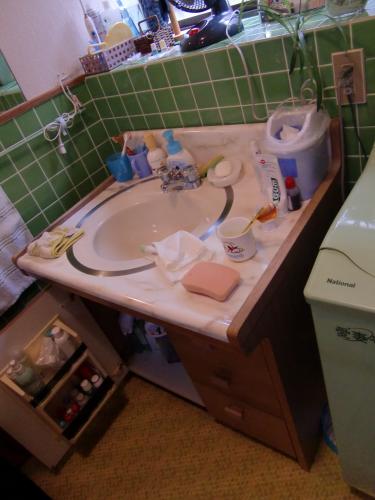 既存の洗面台を少し改造します。