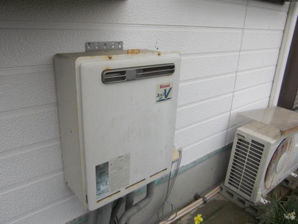 ガス給湯器を撤去してエコキュートを取付ます。