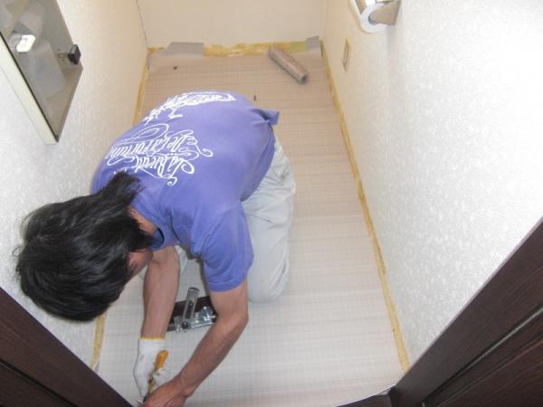 便器交換のついでに床も貼り替えます。便器を外した今が貼り替えのチャンスですよね！