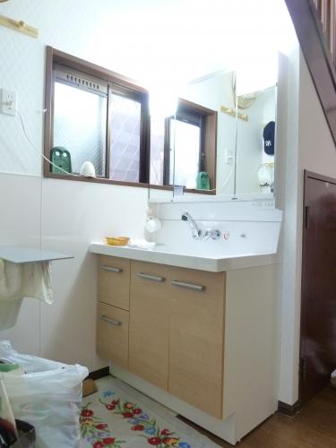 洗面化粧台も交換。リクシル　ピアラです。