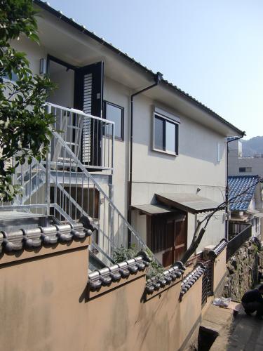 ２階が若夫婦の所帯になり外階段を設けて完全２世帯を作りましたが内側でも階段を設置していまして便利です