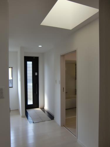 玄関が暗くなりそうだったので天窓を設けまして　明るくなりました！皆さん大喜びです！