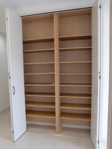 細かい部分ですが　ご主人様が本をたくさんお持ちだったので奥行のあさいクローゼットタイプの本棚を作りました！たっぷり入りますよ