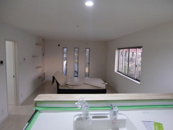 工事途中の様子ですが　リビングは南側の日当たり風通しの最高の場所へ！　約２０畳のオープンキッチンに完成です