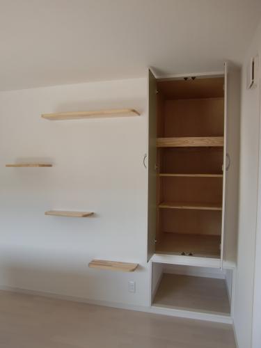 可愛い猫ちゃんも同居でして　キャットウォークと　ネコ用のおトイレを収納の下に配置　ネコちゃんも立派な同居家族ですからね！