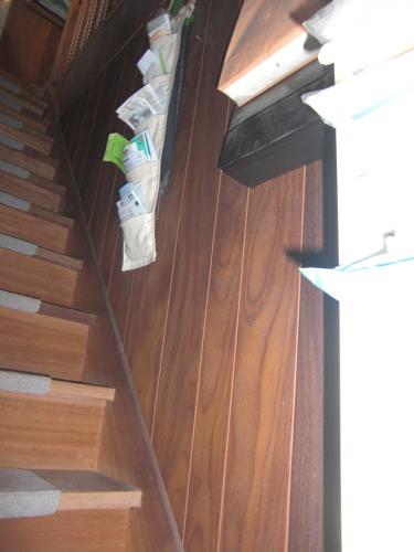 階段手すりがなく、とても危険な状態でした。