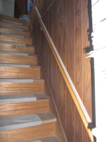 壁の段差を処理して、手すりを取り付けました。