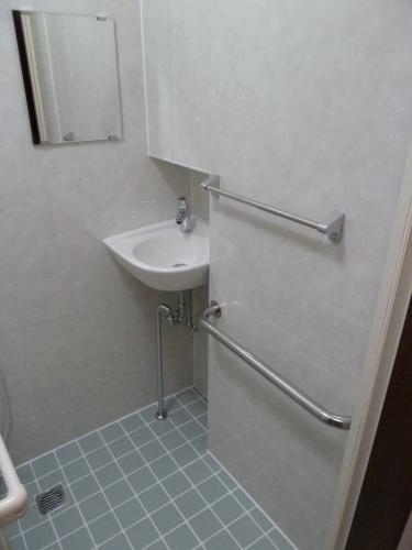 浴室内の洗面器も壁に埋め込みました。埋め込んだ壁の向こうは・・・