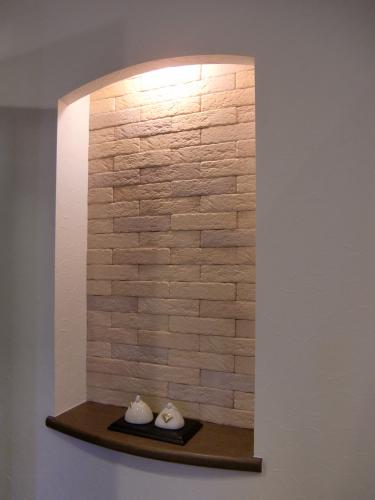 玄関ホールの壁の一部を利用して　ニッチを造作　余ったエコカラットを使いました！お得ですね！