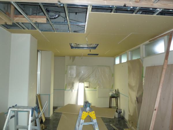 天井は下地のボードを貼り替えました。