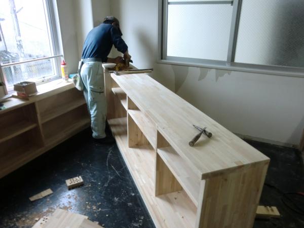 窓下の収納は大工さんにカウンター材で造作してもらいました。