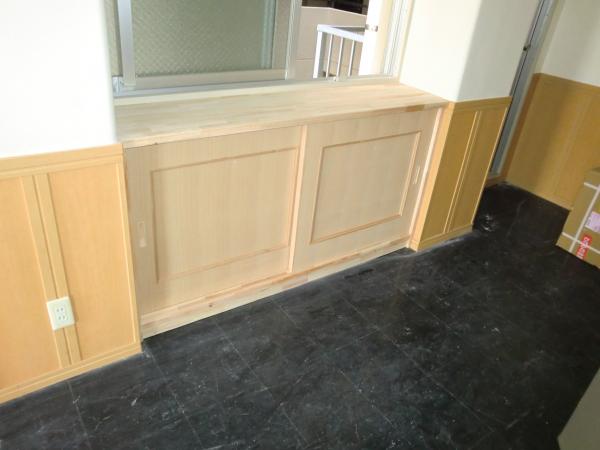 建具を納めて、着色・クリア塗装をします。