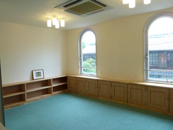 最後にフロアカーペットを貼って完成です。