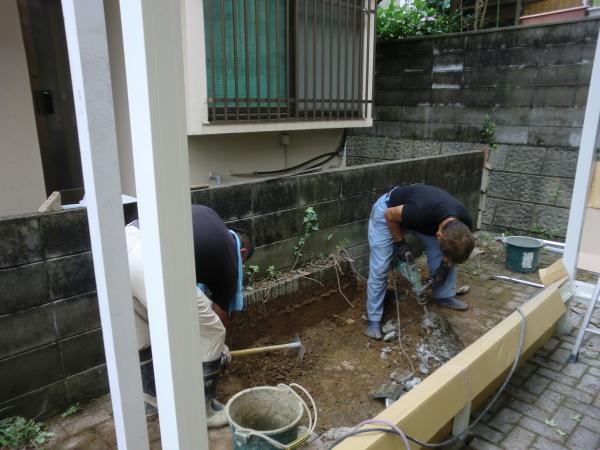 花壇を撤去しています。なかなか重労働です。