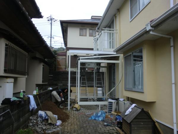 既存のベランダに合わせて、白のフレームで統一しました。