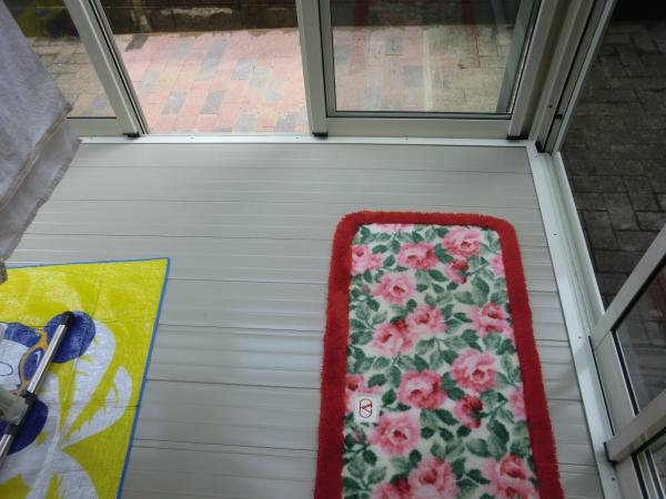 外から出入り出来る様、階段、サッシ、網戸等設置しました。