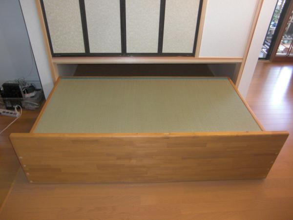 引き出し部分を手前に出すと畳ベッドが出現します。