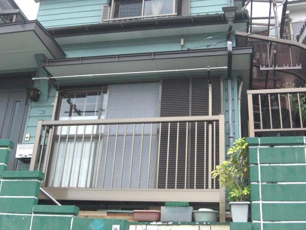 奥行きはありませんが、安全に洗濯物が干せるベランダを設置しました。