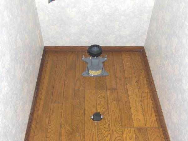 既存の便器をはずしてソケットと固定部材を取り付けます。