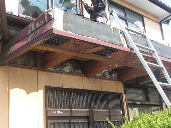 傾いていた玄関屋根を撤去します。