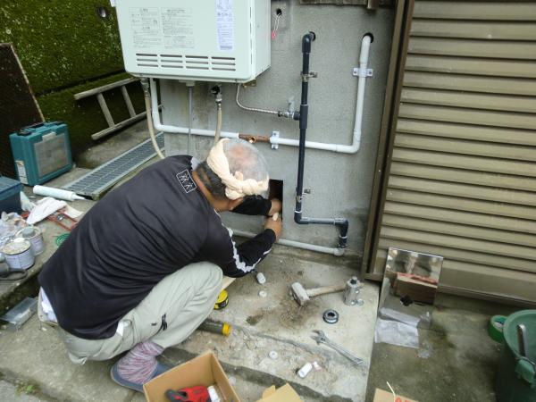 囲いを撤去して給湯器を取付ます。