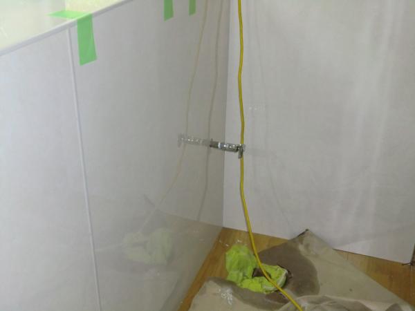 キッチンを撤去してキッチンパネルを貼りました。