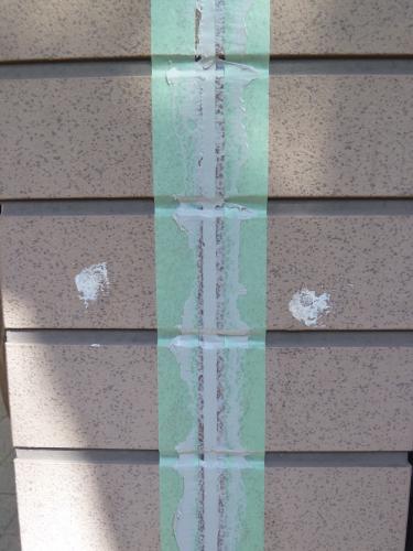 既存のコーキングを剥がし取って、打ち替えました。