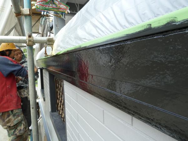 アクセントにもなる帯を丁寧に塗っています。